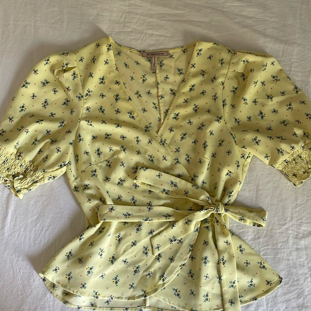 BCBGeneration Daisy Floral Printed Wrap Top - Size S